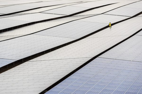 Energie : la plus grande centrale solaire du monde devrait voir le jour en  2022 aux Emirats Arabes Unis - NeozOne