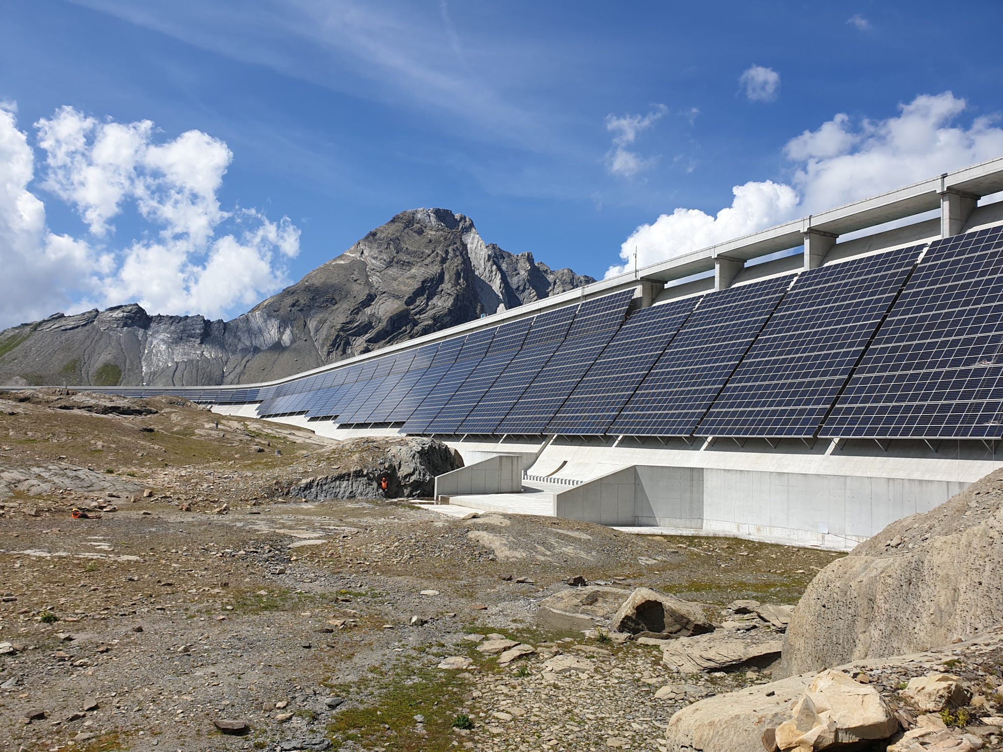 Axpo achève une centrale PV alpine verticale de 2,2 MWc sur un barrage
