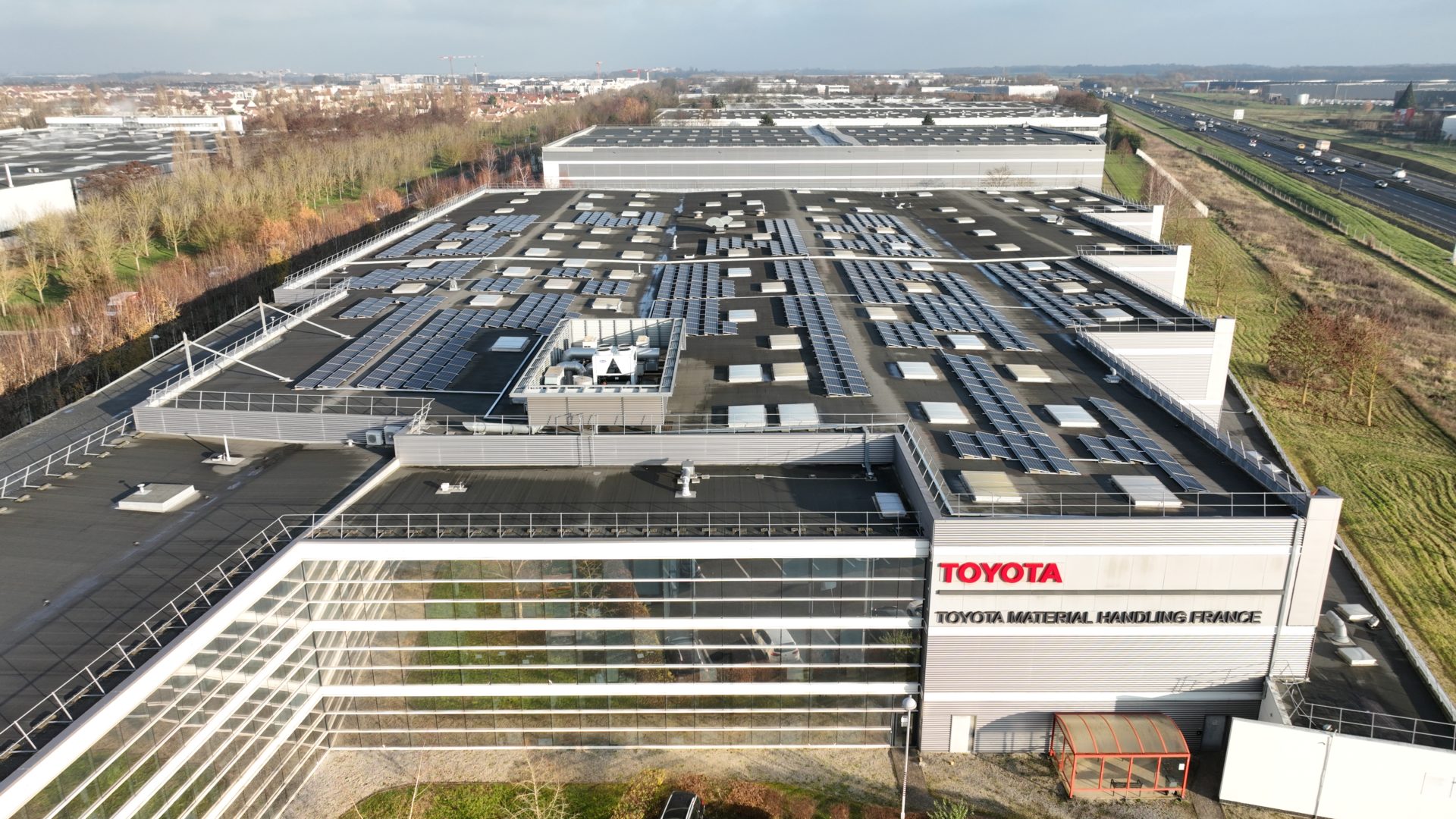 Toyota Material Handling France conclut un PPA pour solariser son siège social francilien pv