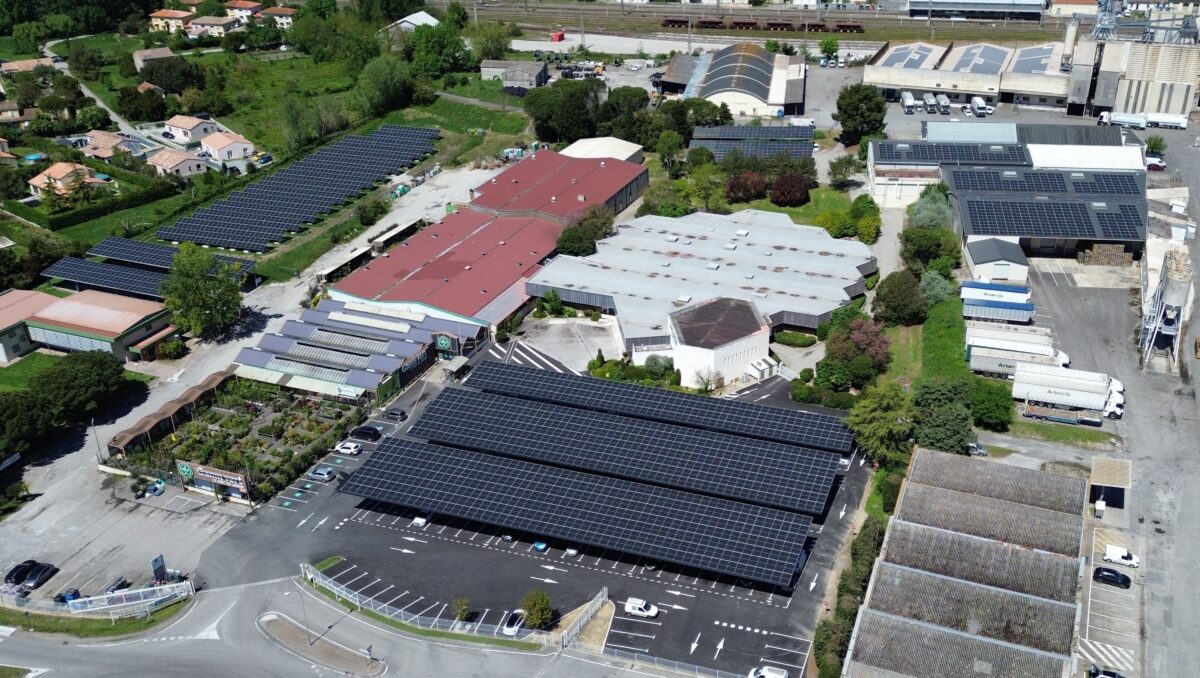 Le projet combine sur un même site centrales au sol, en toitures et ombrières de parking.